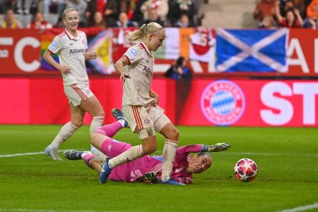 Goal Pernile HARDER FCB to 5 2, action, shot on goal against goalkeeper Manuela ZINSBERGER ARS FC Bayern Muenchen FC Arsenal Football Womens Champions League on 09 10 2024 FC BAYERN CAMPUS