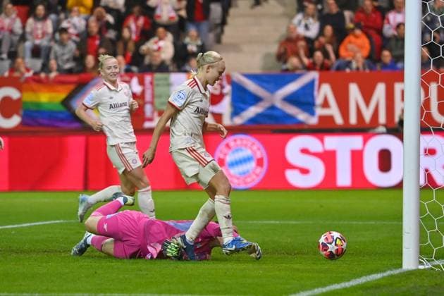 Goal Pernile HARDER FCB to 5 2, action, shot on goal against goalkeeper Manuela ZINSBERGER ARS FC Bayern Muenchen FC Arsenal Football Womens Champions League on 09 10 2024 FC BAYERN CAMPUS