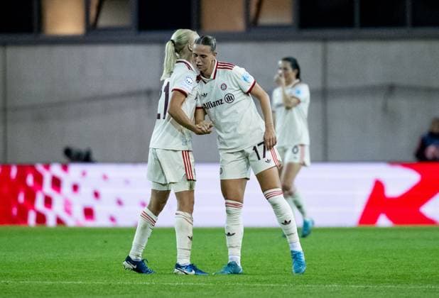 Pernille Harder FC Bayern Muenchen Women, 21 and Klara Buehl FC Bayern Muenchen Women, 17 after the goal for 4 2 GER, FC Bayern Muenchen vs Arsenal WFC, Football, UEFA Womans Champions League, Group C, Matchday 1, 2024 2025 season, 09 10 2024 GER, FC Bayern Muenchen vs Arsenal WFC, Football, UEFA Womans Champions League, Group C, Matchday 1, 2024 2025 season, 09 10 2024 Muenchen Copyright: xEibner-Pressefoto HeikexFeinerx EP_HFR