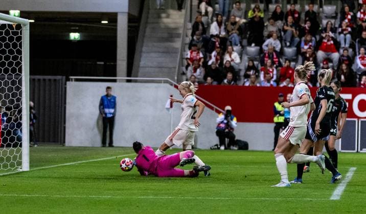 Pernille Harder FC Bayern Muenchen Women, 21 on her third goal to make the final score 5 2 against Manuela Zinsberger Goalkeeper, Arsenal Woman FC, 01 GER, FC Bayern Muenchen vs Arsenal WFC, Football, UEFA Womans Champions League, Group C, Matchday 1, 2024 2025 Season, 09 10 2024 GER, FC Bayern Muenchen vs Arsenal WFC, Football, UEFA Womans Champions League, Group C, Matchday 1, 2024 2025 Season, 09 10 2024 Muenchen Copyright: xEibner-Pressefoto HeikexFeinerx EP_HFR