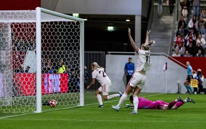 Lea Schueller FC Bayern Muenchen Women, 11 celebrates the goal of Pernille Harder FC Bayern Muenchen Women, 21 to 5 2 against Manuela Zinsberger goalkeeper, Arsenal Woman FC, 01 GER, FC Bayern Muenchen vs Arsenal WFC, Football, UEFA Womans Champions League, Group C, Matchday 1, Season 2024 2025, 09 10 2024 GER, FC Bayern Muenchen vs Arsenal WFC, Football, UEFA Womans Champions League, Group C, Matchday 1, Season 2024 2025, 09 10 2024 Muenchen Copyright: xEibner-Pressefoto HeikexFeinerx EP_HFR