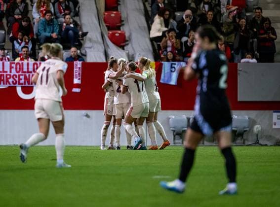 The Bayern players celebrate with Pernille Harder FC Bayern Muenchen Frauen, 21 their third goal to make the final score 5 2 GER, FC Bayern Muenchen vs Arsenal WFC, Football, UEFA Womans Champions League, Group C, Matchday 1, 2024 2025 season, 09 10 2024 GER, FC Bayern Muenchen vs Arsenal WFC, Football, UEFA Womans Champions League, Group C, Matchday 1, 2024 2025 season, 09 10 2024 Muenchen Copyright: xEibner-Pressefoto HeikexFeinerx EP_HFR