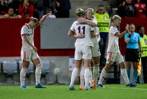 Lea Schueller FC Bayern Muenchen Women, 11 celebrates with Pernille Harder FC Bayern Muenchen Women, 21 her third goal to make the final score 5 2 GER, FC Bayern Muenchen vs Arsenal WFC, Football, UEFA Womens Champions League, Group C, Matchday 1, 2024 2025 season, 09 10 2024 GER, FC Bayern Muenchen vs Arsenal WFC, Football, UEFA Womens Champions League, Group C, Matchday 1, 2024 2025 season, 09 10 2024 Muenchen Copyright: xEibner-Pressefoto HeikexFeinerx EP_HFR
