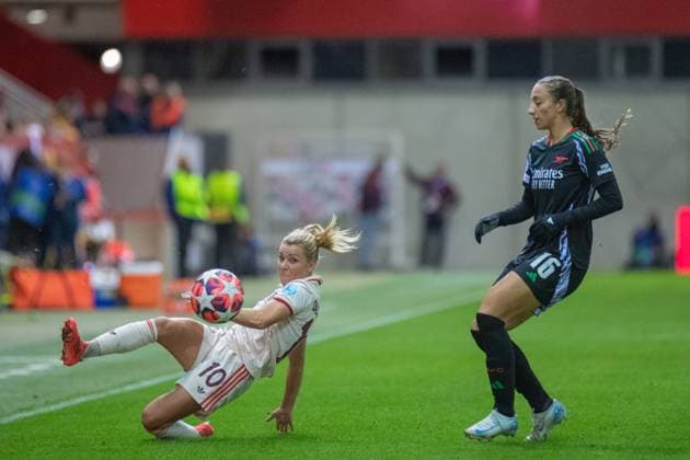 Linda Dallmann 10 FC Bayern and Rosa Kafaji 16 Arsenal in action at the UEFA Womens Champions League match FC Bayern Munich Arsenal Women Football Club on 09 10 2024