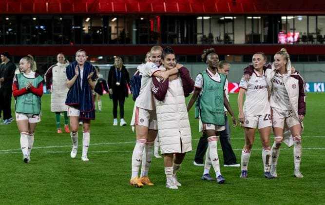 The Bayern players celebrate the victory In the center Glodis Perla Viggosdottir FC Bayern Muenchen Frauen, 4 with Jovana Damnjanovic FC Bayern Muenchen Frauen, 9 GER, FC Bayern Muenchen vs Arsenal WFC, Football, UEFA Womans Champions League, Group C, Matchday 1, Season 2024 2025, 09 10 2024 GER, FC Bayern Muenchen vs Arsenal WFC, Football, UEFA Womans Champions League, Group C, Matchday 1, Season 2024 2025, 09 10 2024 Muenchen Copyright: xEibner-Pressefoto HeikexFeinerx EP_HFR