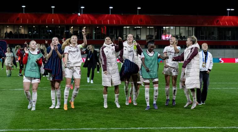 The Bayern players around Glodis Perla Viggosdottir FC Bayern Muenchen Frauen, 4 are happy about the victory and celebrate it with the fans GER, FC Bayern Muenchen vs Arsenal WFC, Football, UEFA Womans Champions League, Group C, Matchday 1, Season 2024 2025, 09 10 2024 GER, FC Bayern Muenchen vs Arsenal WFC, Football, UEFA Womans Champions League, Group C, Matchday 1, Season 2024 2025, 09 10 2024 Muenchen Copyright: xEibner-Pressefoto HeikexFeinerx EP_HFR