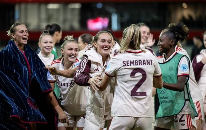 The Bayern players, here Klara Buehl FC Bayern Muenchen Women, 17 , Georgia Stanway FC Bayern Muenchen Women, 31 , Sydney Lohmann FC Bayern Muenchen Women, 12 , Linda Sembrant FC Bayern Muenchen Women, 2 and Magou Doucoure FC Bayern Muenchen Women, 22 are happy about the victory and celebrate it with the fans GER, FC Bayern Muenchen vs Arsenal WFC, Football, UEFA Womans Champions League, Group C, Matchday 1, Season 2024 2025, 09 10 2024 GER, FC Bayern Muenchen vs Arsenal WFC, Football, UEFA Womans Champions League, Group C, Matchday 1, Season 2024 2025, 09 10 2024 Muenchen Copyright: xEibner-Pressefoto HeikexFeinerx EP_HFR