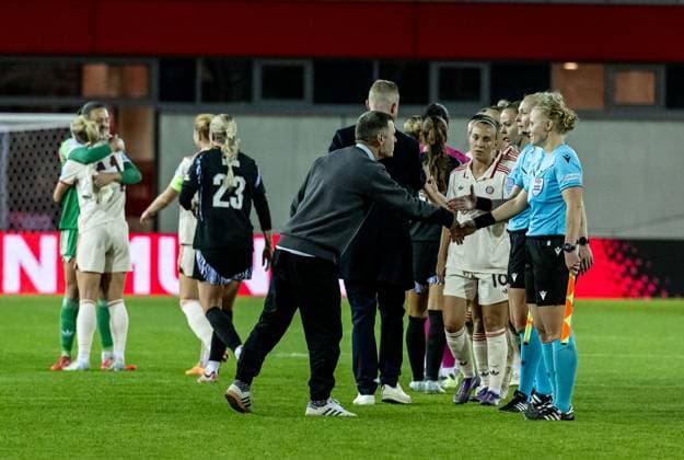 Alexander Straus Head Coach, FC Bayern Muenchen Women thanks the referee team around Lina Lehtovaara Referee Referee GER, FC Bayern Muenchen vs Arsenal WFC, Football, UEFA Womans Champions League, Group C, Matchday 1, Season 2024 2025, 09 10 2024 GER, FC Bayern Muenchen vs Arsenal WFC, Football, UEFA Womans Champions League, Group C, Matchday 1, Season 2024 2025, 09 10 2024 Muenchen Copyright: xEibner-Pressefoto HeikexFeinerx EP_HFR