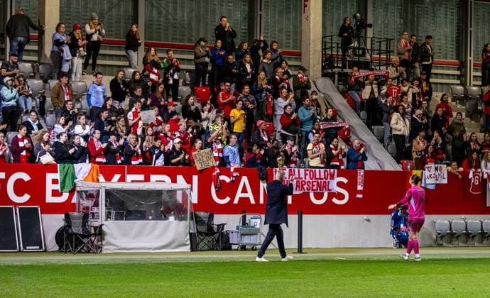 Jonas Eidevall Head Coach Head Coach, Arsenal Woman FC and Manuela Zinsberger Goalkeeper, Arsenal Woman FC, 01 thank the fans for their support GER, FC Bayern Muenchen vs Arsenal WFC, Football, UEFA Womans Champions League, Group C, Matchday 1, Season 2024 2025, 09 10 2024 GER, FC Bayern Muenchen vs Arsenal WFC, Football, UEFA Womans Champions League, Group C, Matchday 1, Season 2024 2025, 09 10 2024 Muenchen Copyright: xEibner-Pressefoto HeikexFeinerx EP_HFR