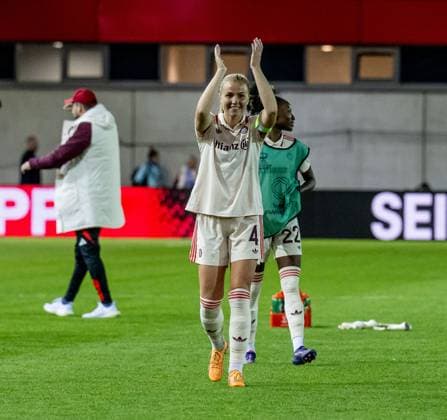 Glodis Perla Viggosdottir FC Bayern Muenchen Women, 4 is happy about the victory and thanks the fans for their support GER, FC Bayern Muenchen vs Arsenal WFC, Football, UEFA Womans Champions League, Group C, Matchday 1, 2024 2025 season, 09 10 2024 GER, FC Bayern Muenchen vs Arsenal WFC, Football, UEFA Womans Champions League, Group C, Matchday 1, 2024 2025 season, 09 10 2024 Muenchen Copyright: xEibner-Pressefoto HeikexFeinerx EP_HFR