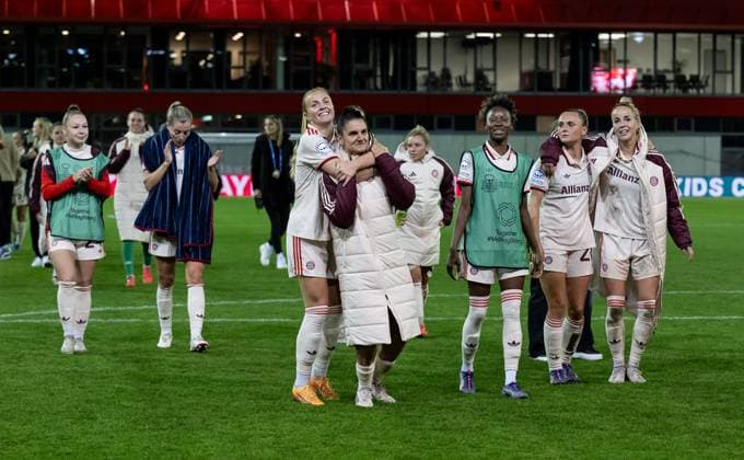 The Bayern players celebrate the victory In the center Glodis Perla Viggosdottir FC Bayern Muenchen Frauen, 4 with Jovana Damnjanovic FC Bayern Muenchen Frauen, 9 GER, FC Bayern Muenchen vs Arsenal WFC, Football, UEFA Womans Champions League, Group C, Matchday 1, Season 2024 2025, 09 10 2024 GER, FC Bayern Muenchen vs Arsenal WFC, Football, UEFA Womans Champions League, Group C, Matchday 1, Season 2024 2025, 09 10 2024 Muenchen Copyright: xEibner-Pressefoto HeikexFeinerx EP_HFR