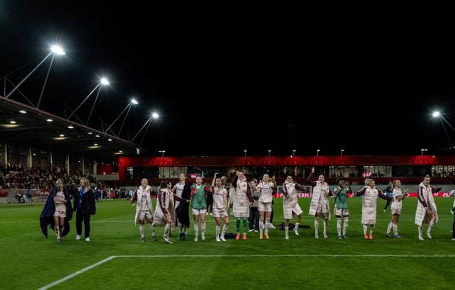 The Bayern players are delighted with the victory and celebrate it with the fans GER, FC Bayern Muenchen vs Arsenal WFC, Football, UEFA Womens Champions League, Group C, Matchday 1, 2024 2025 season, 09 10 2024 GER, FC Bayern Muenchen vs Arsenal WFC, Football, UEFA Womens Champions League, Group C, Matchday 1, 2024 2025 season, 09 10 2024 Muenchen Copyright: xEibner-Pressefoto HeikexFeinerx EP_HFR