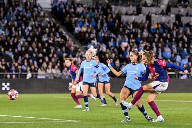 UEFA Women s Champions League - Group D - Manchester City v Barcelona Ewa Pajor of Barcelona Femeni shoots during the UEFA Women s Champions League match - Group D - Manchester City vs Barcelona at Manchester City Academy Stadium, Manchester, United Kingdom, 9th October 2024 (Photo by Cody Froggatt News Images) Manchester Etihad Stadium Manchester United, ManU Kingdom Copyright: xCodyxFroggatt NewsxImagesx