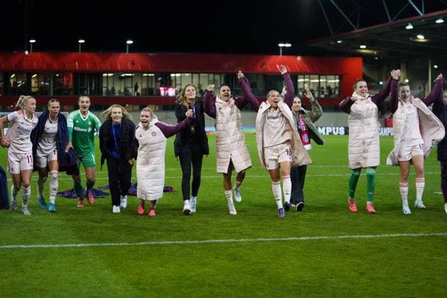 The Bayern women celebrate with the fans after winning the UEFA Womens Champions League match FC Bayern Munich Arsenal Women Football Club on 09 10 2024
