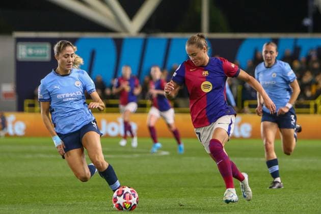 Manchester, England, October 9th 2024: Ewa Pajor (17 FC Barcelona, Barca receiving pressure from Laia Aleixandri (4 Manchester City) during the UEFA Womens Champions League game between Manchester City and Barcelona at Joie Stadium in Manchester, England (Alexander Canillas SPP) Copyright: xAlexanderxCanillas SPPx spp-en-AlCa-0V1A0036