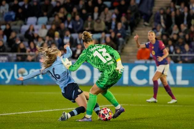 9th October 2024; Joie Stadium, Manchester, England; UEFA Womens Champions League Football, Manchester City versus Barcelona; Cata Coll goalkeeper of Barcelona women does a Cruyff turn in her own 6 yard box under pressure from Jess Park of Manchester City  ActionPlus12701951 StevenxFlynn