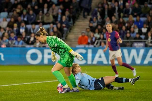 9th October 2024; Joie Stadium, Manchester, England; UEFA Womens Champions League Football, Manchester City versus Barcelona; Cata Coll goalkeeper of Barcelona women does a Cruyff turn in her own 6 yard box under pressure from Jess Park of Manchester City  ActionPlus12701953 StevenxFlynn