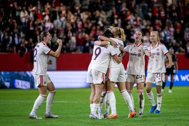 Glodis Perla Viggosdottir FC Bayern Muenchen, 04 , Jovana Damnjanovic FC Bayern Muenchen, 09 , Sydney Lohmann FC Bayern Muenchen, 12 , Sarah Zadrazil FC Bayern Muenchen, 25 , Pernille Harder FC Bayern Muenchen, 21 and team celebrate the goal for 1 1, GER, FC Bayern Muenchen vs Arsenal WFC, Football UEFA Women™s Champions League, Group C, Matchday 1, 2024 2025 season, 09 10 2024 GER, FC Bayern Muenchen vs Arsenal WFC, Football UEFA Women™s Champions League, Matchday 1, 2024 2025 season, 09 10 2024 Muenchen Copyright: xEibner-Pressefoto Memmlerx EP_MMR
