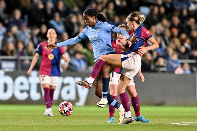 UEFA Women s Champions League - Group D - Manchester City v Barcelona Khadija Shaw of Manchester City Women battles for the ball with Mapi Leon of Barcelona Femeni during the UEFA Women s Champions League match - Group D - Manchester City vs Barcelona at Manchester City Academy Stadium, Manchester, United Kingdom, 9th October 2024 (Photo by Cody Froggatt News Images) Manchester Etihad Stadium Manchester United, ManU Kingdom Copyright: xCodyxFroggatt NewsxImagesx