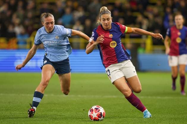 Manchester, England, October 9th 2024: Alexia Putellas (11 FC Barcelona, Barca and Kerstin Casparij (18 Manchester City) race for the ball during the UEFA Womens Champions League game between Manchester City and Barcelona at Joie Stadium in Manchester, England (Alexander Canillas SPP)  Copyright: xAlexanderxCanillas SPPx spp-en-AlCa-9U2A9994