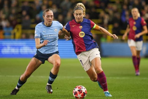 Manchester, England, October 9th 2024: Alexia Putellas (11 FC Barcelona, Barca and Kerstin Casparij (18 Manchester City) race for the ball during the UEFA Womens Champions League game between Manchester City and Barcelona at Joie Stadium in Manchester, England (Alexander Canillas SPP) Copyright: xAlexanderxCanillas SPPx spp-en-AlCa-9U2A9996
