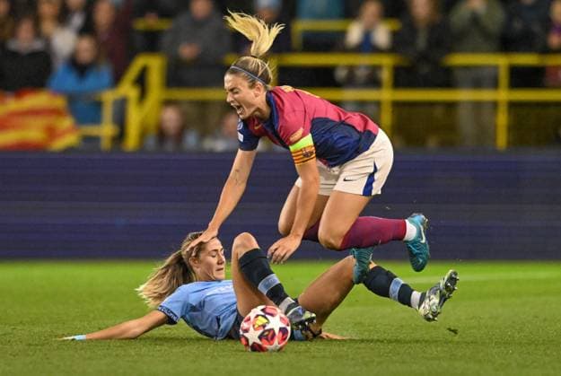 Sport Bilder des Tages Manchester City Women v FC Barcelona, Barca Women UEFA Womens Champions League Lala Alelxandri of Manchester City women and Alexia Putellas of FC Barcelona women during the UEFA Womens Champions League Group D match at Joie Stadium, Manchester UK Newspapers OUT Copyright: xKarlxVallantinex FIL-20747-0016