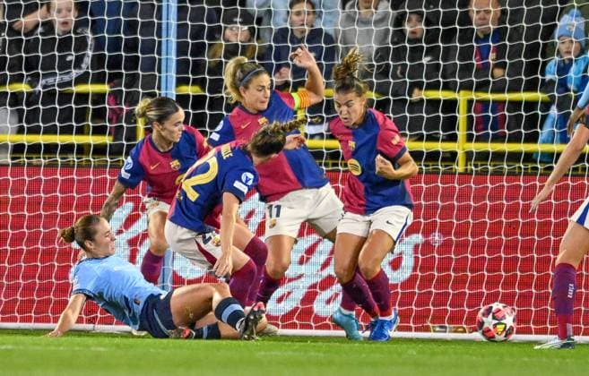 Manchester City Women v FC Barcelona, Barca Women UEFA Womens Champions League Naomi Layzell of Manchester City women scores during the UEFA Womens Champions League Group D match at Joie Stadium, Manchester UK Newspapers OUT Copyright: xKarlxVallantinex FIL-20747-0019