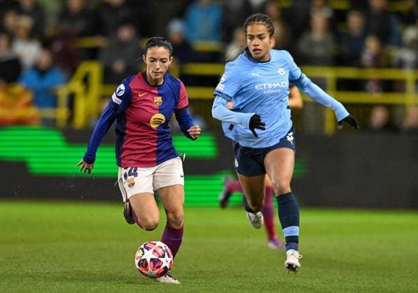 Manchester City Women v FC Barcelona, Barca Women UEFA Womens Champions League Aitana Bonmati of FC Barcelona women and Mary Fowler of Manchester City women during the UEFA Womens Champions League Group D match at Joie Stadium, Manchester UK Newspapers OUT Copyright: xKarlxVallantinex FIL-20747-0025