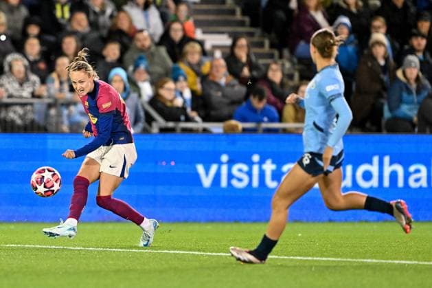 UEFA Women s Champions League - Group D - Manchester City v Barcelona Caroline Graham Hansen of Barcelona Femeni crosses the ball during the UEFA Women s Champions League match - Group D - Manchester City vs Barcelona at Manchester City Academy Stadium, Manchester, United Kingdom, 9th October 2024 (Photo by Cody Froggatt News Images) Manchester Etihad Stadium Manchester United, ManU Kingdom Copyright: xCodyxFroggatt NewsxImagesx