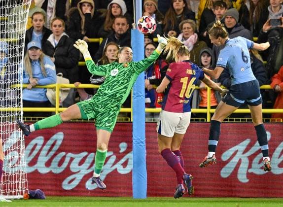 Manchester City Women v FC Barcelona, Barca Women UEFA Womens Champions League Vivianne Miedema of Manchester City women header is saved by Cata Coll of FC Barcelona women of FC Barcelona women during the UEFA Womens Champions League Group D match at Joie Stadium, Manchester UK Newspapers OUT Copyright: xKarlxVallantinex FIL-20747-0028