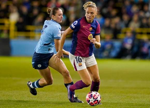 Manchester, England, 9th October 2024. Fridolina Rolfö of Barcelona (R) is challenged by Naomi Layzell of Manchester City during the UEFA Womens Champions League match at the Academy Stadium, Manchester. Picture credit should read: Andrew Yates Sportimage EDITORIAL USE ONLY. No use with unauthorised audio, video, data, fixture lists, club league logos or live services. Online in-match use limited to 120 images, no video emulation. No use in betting, games or single club league player publications. SPI-3368-0012