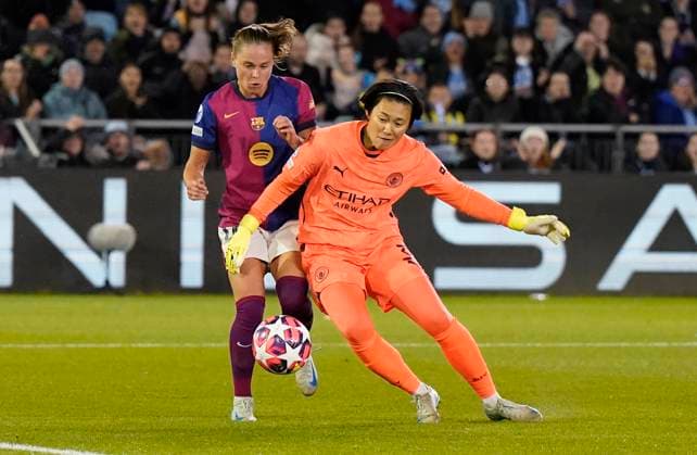 Manchester, England, 9th October 2024. Ewa Pajor of Barcelona (L) challenges Ayaka Yamashita of Manchester City during the UEFA Womens Champions League match at the Academy Stadium, Manchester. Picture credit should read: Andrew Yates Sportimage EDITORIAL USE ONLY. No use with unauthorised audio, video, data, fixture lists, club league logos or live services. Online in-match use limited to 120 images, no video emulation. No use in betting, games or single club league player publications. SPI-3368-0013
