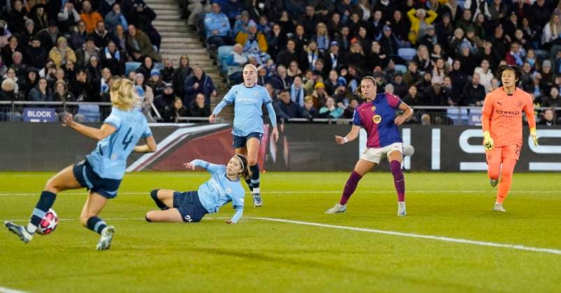 Manchester, England, 9th October 2024. Ewa Pajor of Barcelona (2R) seeÕs her shot blocked on line by Laia Aleixandri of Manchester City during the UEFA Womens Champions League match at the Academy Stadium, Manchester. Picture credit should read: Andrew Yates Sportimage EDITORIAL USE ONLY. No use with unauthorised audio, video, data, fixture lists, club league logos or live services. Online in-match use limited to 120 images, no video emulation. No use in betting, games or single club league player publications. SPI-3368-0014