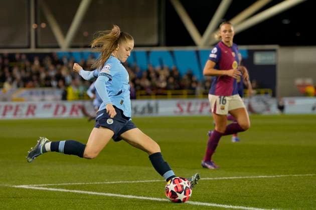 9th October 2024; Joie Stadium, Manchester, England; UEFA Womens Champions League Football, Manchester City versus Barcelona; Jess Park of Manchester City crosses the ball into the Barcelona box  ActionPlus12701962 StevenxFlynn