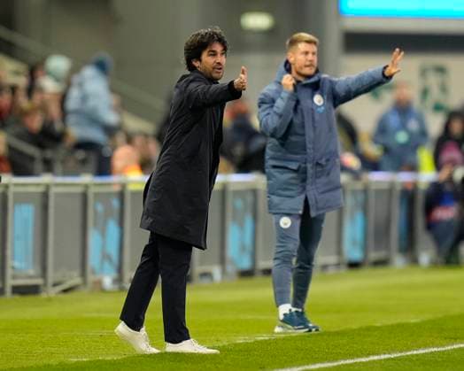 9th October 2024; Joie Stadium, Manchester, England; UEFA Womens Champions League Football, Manchester City versus Barcelona; Pere Romeu, manager of Barcelona women shouts instructions to his team  ActionPlus12701974 StevenxFlynn