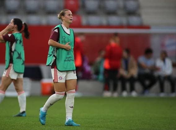 Munich, Germany, October 09, 2024 Soccer, Women, Champions League, Matchday 1, Season 2024 2025, FC Bayern Munich FC Arsenal, Campus Klara Bühl Buehl FC Bayern Munich with shirt, here during warm-up, single action, free position, full body shot