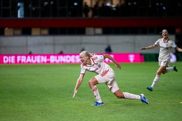 Pernille Harder FC Bayern Muenchen, 21 celebrates the goal for 4 2, GER, FC Bayern Muenchen vs Arsenal WFC, Football UEFA Women™s Champions League, Group C, Matchday 1, 2024 2025 season, 09 10 2024 GER, FC Bayern Muenchen vs Arsenal WFC, Football UEFA Women™s Champions League, Matchday 1, 2024 2025 season, 09 10 2024 Muenchen Copyright: xEibner-Pressefoto Memmlerx EP_MMR