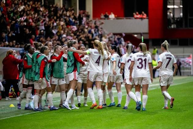 Linda Sembrant FC Bayern Muenchen, 02 , Glodis Perla Viggosdottir FC Bayern Muenchen, 04 , Pernille Harder FC Bayern Muenchen, 21 , Tuva Hansen FC Bayern Muenchen, 06 , Samantha Kerr FC Bayern Muenchen, 26 , Georgia Stanway FC Bayern Muenchen, 31 , Giulia Gwinn FC Bayern Muenchen, 07 and team celebrate the goal for 4 2, GER, FC Bayern Muenchen vs Arsenal WFC, Football UEFA Women™s Champions League, Group C, Matchday 1, 2024 2025 season, 09 10 2024 GER, FC Bayern Muenchen vs Arsenal WFC, Football UEFA Women™s Champions League, Matchday 1, 2024 2025 season, 09 10 2024 Muenchen Copyright: xEibner-Pressefoto Memmlerx EP_MMR