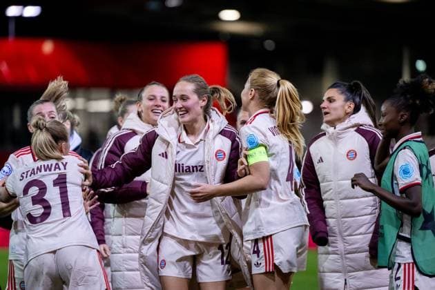 Sydney Lohmann FC Bayern Muenchen, 12 , Georgia Stanway FC Bayern Muenchen, 31 , Glodis Perla Viggosdottir FC Bayern Muenchen, 04 and team celebrate the win and thank the fans, GER, FC Bayern Muenchen vs Arsenal WFC, Football UEFA Women™s Champions League, Group C, Matchday 1, 2024 2025 season, 09 10 2024 GER, FC Bayern Muenchen vs Arsenal WFC, Football UEFA Women™s Champions League, Matchday 1, 2024 2025 season, 09 10 2024 Muenchen Copyright: xEibner-Pressefoto Memmlerx EP_MMR