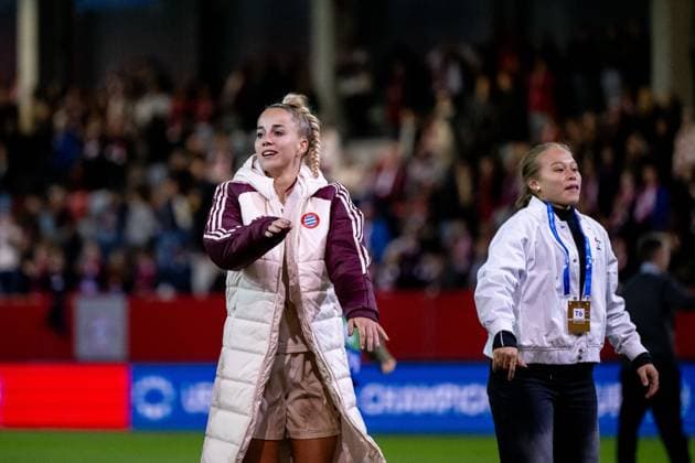 Giulia Gwinn FC Bayern Muenchen, 07 celebrates the victory and thanks the fans, GER, FC Bayern Muenchen vs Arsenal WFC, Football UEFA Women™s Champions League, Group C, Matchday 1, 2024 2025 season, 09 10 2024 GER, FC Bayern Muenchen vs Arsenal WFC, Football UEFA Women™s Champions League, Matchday 1, 2024 2025 season, 09 10 2024 Muenchen Copyright: xEibner-Pressefoto Memmlerx EP_MMR