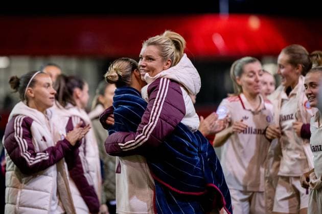 Linda Dallmann FC Bayern Muenchen, 10 , Klara Buehl FC Bayern Muenchen, 17 and team celebrate the victory and thank the fans, GER, FC Bayern Muenchen vs Arsenal WFC, Football UEFA Women™s Champions League, Group C, Matchday 1, Season 2024 2025, 09 10 2024 GER, FC Bayern Muenchen vs Arsenal WFC, Football UEFA Women™s Champions League, Matchday 1, Season 2024 2025, 09 10 2024 Muenchen Copyright: xEibner-Pressefoto Memmlerx EP_MMR