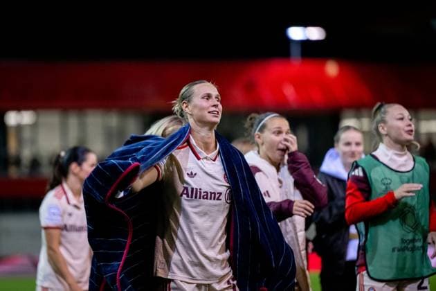Klara Buehl FC Bayern Muenchen, 17 and team celebrate the victory and thank the fans, GER, FC Bayern Muenchen vs Arsenal WFC, Football UEFA Women™s Champions League, Group C, Matchday 1, 2024 2025 season, 09 10 2024 GER, FC Bayern Muenchen vs Arsenal WFC, Football UEFA Women™s Champions League, Matchday 1, 2024 2025 season, 09 10 2024 Muenchen Copyright: xEibner-Pressefoto Memmlerx EP_MMR