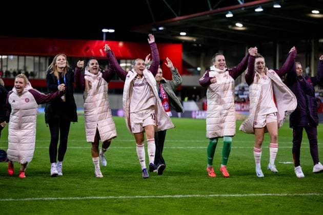 Jovana Damnjanovic FC Bayern Muenchen, 09 , Julia Zigiotti Olme FC Bayern Muenchen, 16 , Katharina Naschenweng FC Bayern Muenchen, 19 , Ena Mahmutovic FC Bayern Muenchen, 32 , Alara Sehitler FC Bayern Muenchen, 14 celebrate the victory and thank the fans, GER, FC Bayern Muenchen vs Arsenal WFC, Football UEFA Women™s Champions League, Group C, Matchday 1, 2024 2025 season, 09 10 2024 GER, FC Bayern Muenchen vs Arsenal WFC, Football UEFA Women™s Champions League, Matchday 1, 2024 2025 season, 09 10 2024 Muenchen Copyright: xEibner-Pressefoto Memmlerx EP_MMR