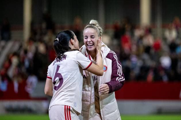 Giulia Gwinn FC Bayern Muenchen, 07 , Tuva Hansen FC Bayern Muenchen, 06 celebrate the victory and thank the fans, GER, FC Bayern Muenchen vs Arsenal WFC, Football UEFA Women™s Champions League, Group C, Matchday 1, 2024 2025 season, 09 10 2024 GER, FC Bayern Muenchen vs Arsenal WFC, Football UEFA Women™s Champions League, Matchday 1, 2024 2025 season, 09 10 2024 Muenchen Copyright: xEibner-Pressefoto Memmlerx EP_MMR