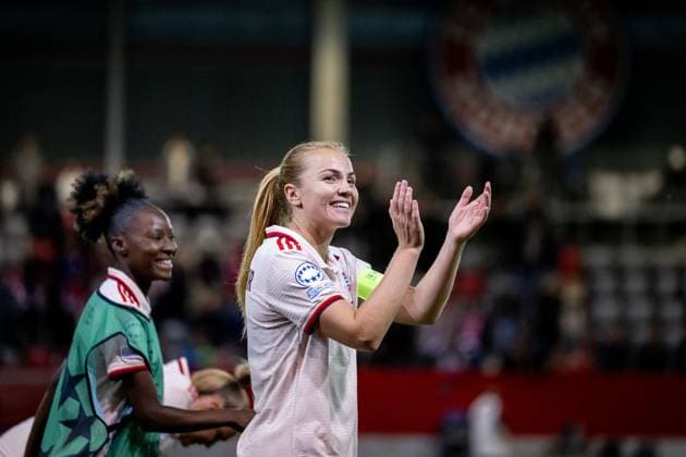 Glodis Perla Viggosdottir FC Bayern Muenchen, 04 , Magou Doucoure FC Bayern Muenchen, 22 celebrate the victory and thank the fans, GER, FC Bayern Muenchen vs Arsenal WFC, Football UEFA Women™s Champions League, Group C, Matchday 1, 2024 2025 season, 09 10 2024 GER, FC Bayern Muenchen vs Arsenal WFC, Football UEFA Women™s Champions League, Matchday 1, 2024 2025 season, 09 10 2024 Muenchen Copyright: xEibner-Pressefoto Memmlerx EP_MMR