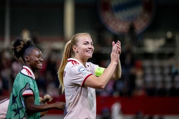 Glodis Perla Viggosdottir FC Bayern Muenchen, 04 , Magou Doucoure FC Bayern Muenchen, 22 celebrate the victory and thank the fans, GER, FC Bayern Muenchen vs Arsenal WFC, Football UEFA Women™s Champions League, Group C, Matchday 1, 2024 2025 season, 09 10 2024 GER, FC Bayern Muenchen vs Arsenal WFC, Football UEFA Women™s Champions League, Matchday 1, 2024 2025 season, 09 10 2024 Muenchen Copyright: xEibner-Pressefoto Memmlerx EP_MMR