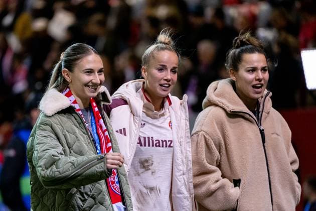 Katharina Naschenweng FC Bayern Muenchen, 19 , Giulia Gwinn FC Bayern Muenchen, 07 , Tuva Hansen FC Bayern Muenchen, 06 celebrate victory, GER, FC Bayern Muenchen vs Arsenal WFC, Football UEFA Women™s Champions League, Group C, Matchday 1, 2024 2025 season, 09 10 2024 GER, FC Bayern Muenchen vs Arsenal WFC, Football UEFA Women™s Champions League, Matchday 1, 2024 2025 season, 09 10 2024 Muenchen Copyright: xEibner-Pressefoto Memmlerx EP_MMR
