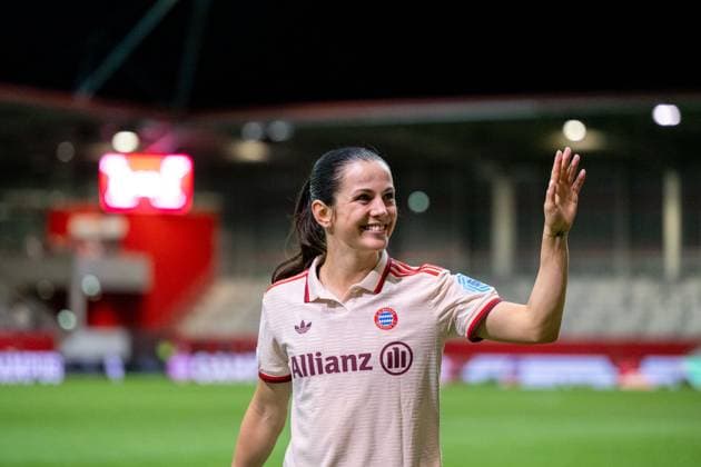 Tuva Hansen FC Bayern Muenchen, 06 celebrates the win and thanks the fans, GER, FC Bayern Muenchen vs Arsenal WFC, Football UEFA Women™s Champions League, Group C, Matchday 1, 2024 2025 season, 09 10 2024 GER, FC Bayern Muenchen vs Arsenal WFC, Football UEFA Women™s Champions League, Matchday 1, 2024 2025 season, 09 10 2024 Muenchen Copyright: xEibner-Pressefoto Memmlerx EP_MMR