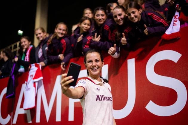 Tuva Hansen FC Bayern Muenchen, 06 takes selfies with the fans, GER, FC Bayern Muenchen vs Arsenal WFC, Football UEFA Women™s Champions League, Group C, Matchday 1, 2024 2025 season, 09 10 2024 GER, FC Bayern Muenchen vs Arsenal WFC, Football UEFA Women™s Champions League, Matchday 1, 2024 2025 season, 09 10 2024 Muenchen Copyright: xEibner-Pressefoto Memmlerx EP_MMR