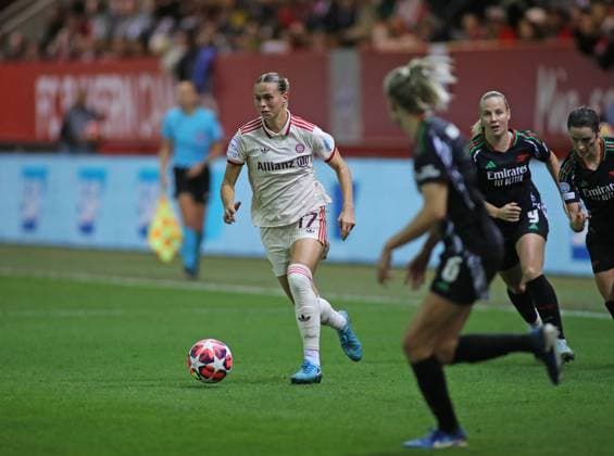Munich, Germany, 09 October 2024 Soccer, Women, Champions League, Matchday 1, Season 2024 2025, FC Bayern Munich FC Arsenal, Campus Klara Bühl Buehl FC Bayern Munich with ball in attack